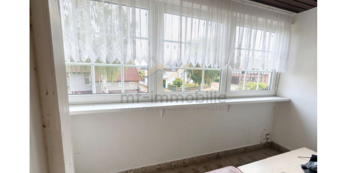 Zimmer mit Fensterfront